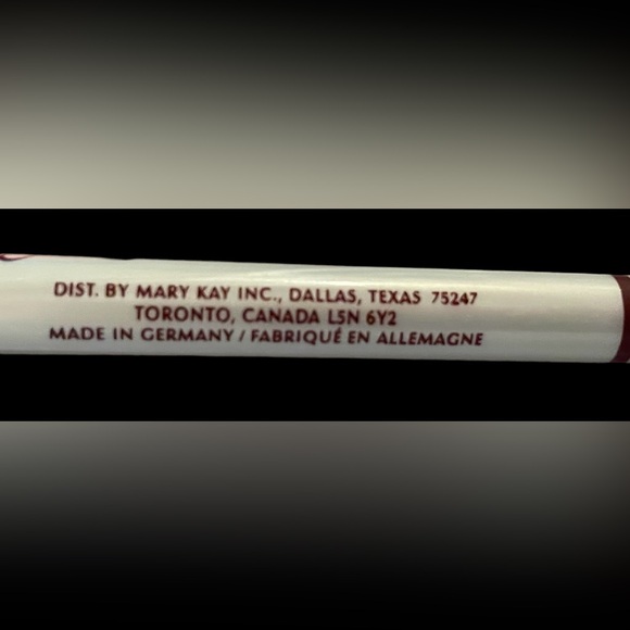Mary Kay “MK Signature” Lip Liner - Picture 3 of 3